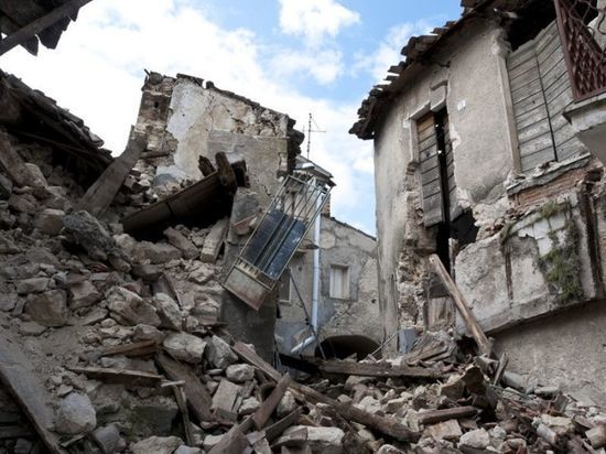 В Индонезии при землетрясении 44 человека погибли и 100 считаются пропавшими без вести