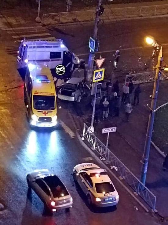 Жесткое ночное ДТП в Пензе: легковушка влетела в столб