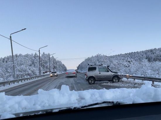 Водитель Suzuki Jimny влетел в ограждение на трассе Южно-Сахалинск — Корсаков