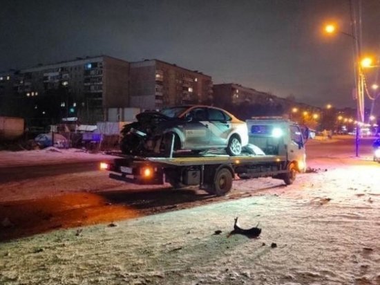 Каршеринговый автомобиль Volkswagen Polo влетел в столб в Новосибирске