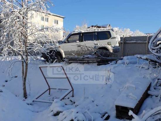 Водитель Toyota Land Cruiser Prado врезался в забор стройплощадки в Южно-Сахалинске
