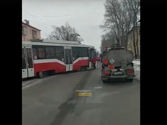 Трамвай сошел с рельсов на улице Мира в Новосибирске