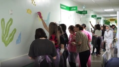 Дети разрисовали стену в больнице Владивостока