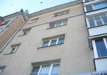 Белгородцев обеспокоил житель многоэтажки, на балконе которого несколько дней висел украинский флаг