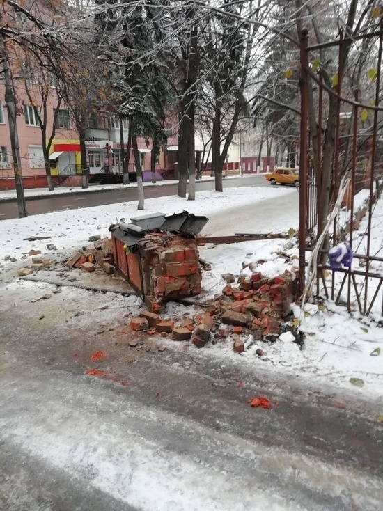 В Курске при ликвидации раскопа «Квадра» сломала чугунный забор