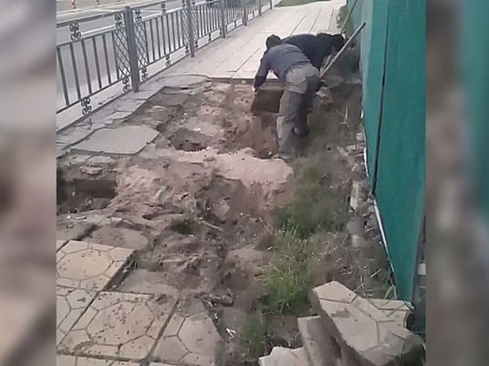 Жители дагестанского Каспийска самостоятельно отремонтировали тротуар