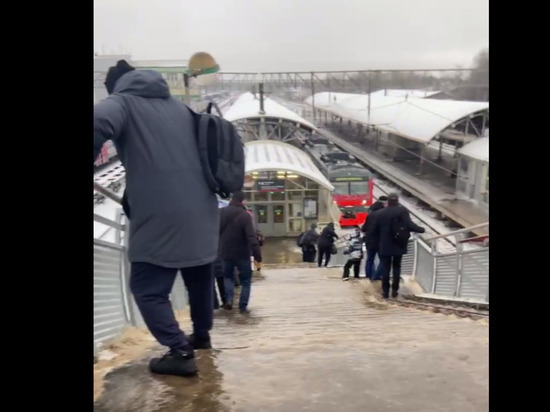 Ледяной дождь превратил лестницу на станции Раменское в опасный аттракцион