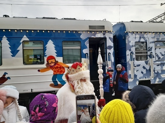 В Томск по железной дороге на несколько часов приехал Дед Мороз