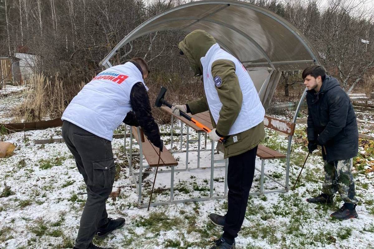 Костромские молодогвардейцы помогли семье мобилизованного устранить последствия сильного ветра