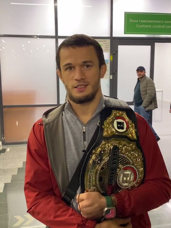 Пояс чемпиона Bellator приехал в Дагестан