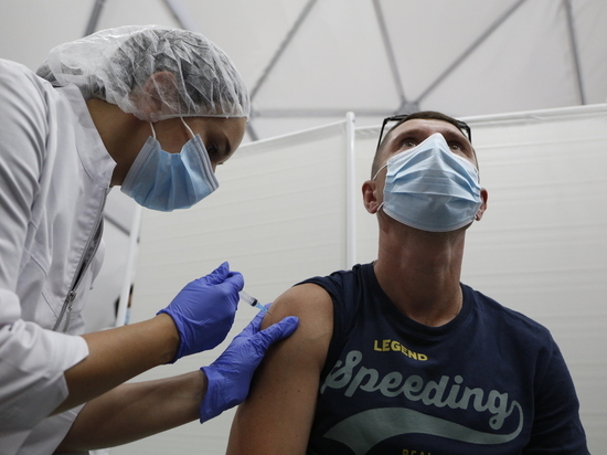 Антиковидные меры слабнут, но калининградцы в масках спасаются вакцинами