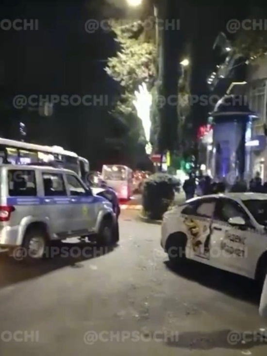 В Сочи патрульная машина столкнулась с такси