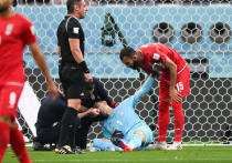 На десятой минуте матча между Англией и Ираном вратарь иранцев Алиреза Бейранванд столкнулся со своим же защитником и получил серьезную травму