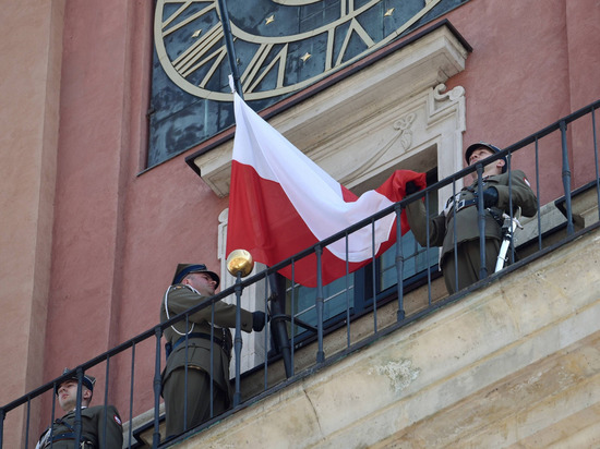 Поляки высмеяли власти Варшавы за аллею "жертв России"