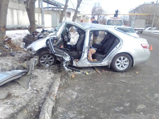 Скончался водитель «Тойоты», которая врезалась в дерево в Кургане