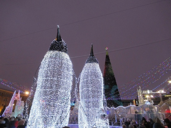 Ледовый городок начали возводить на площади 1905 года в Екатеринбурге