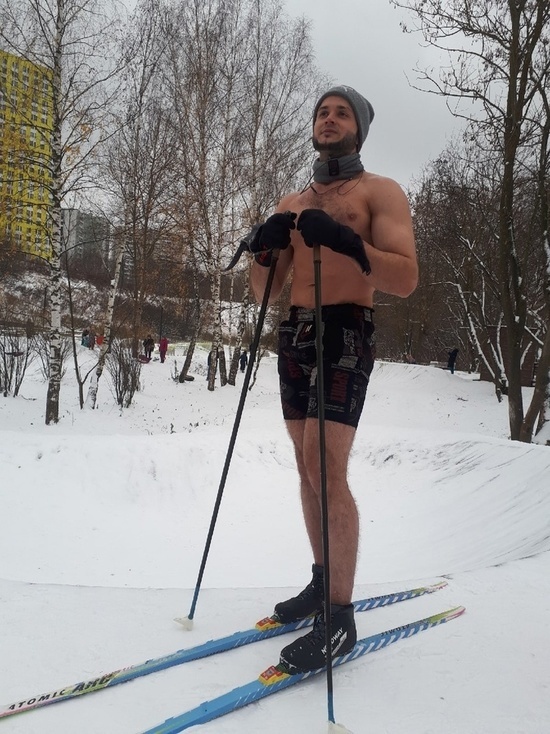 Полуголый лыжник пробежал марафон в Химках