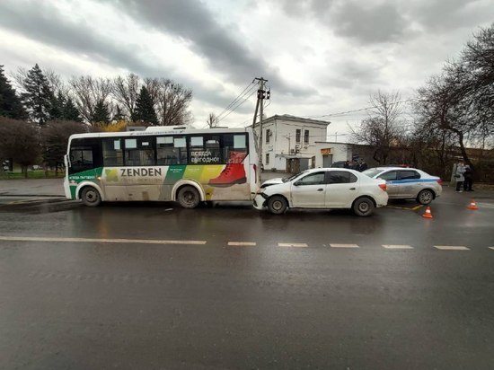 В Ростове в ДТП с «Рено» и автобусом № 82 пострадала 51-летняя женщина
