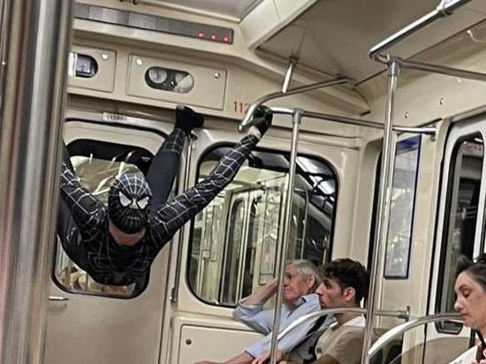 В метро могут попросить прекратить делать фото, а петербуржцы не могут отказать
