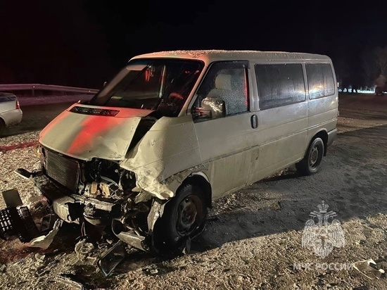 В Мурманской области микроавтобус въехал в лоб «легковушке»