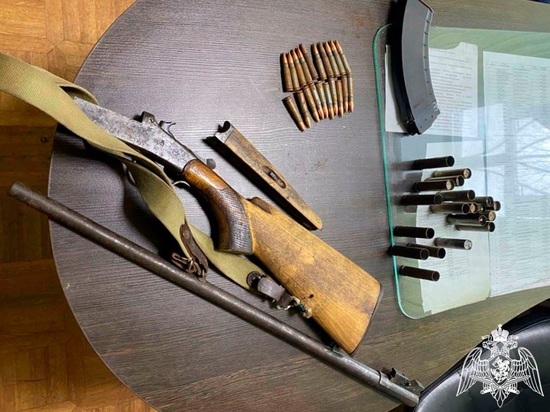 Кузбассовец нашел в лесу мешок с оружием и боеприпасами