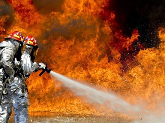 Более 20 пожарных тушили загоревшийся дом с верандой в Кемерове