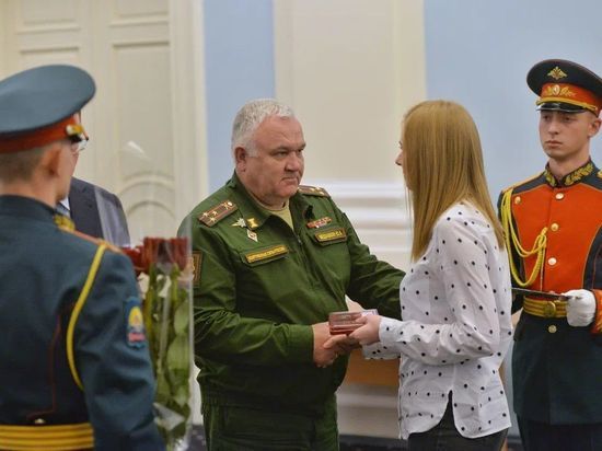 Александр Бурков вручил ордена и медали семьям погибших в СВО омичей