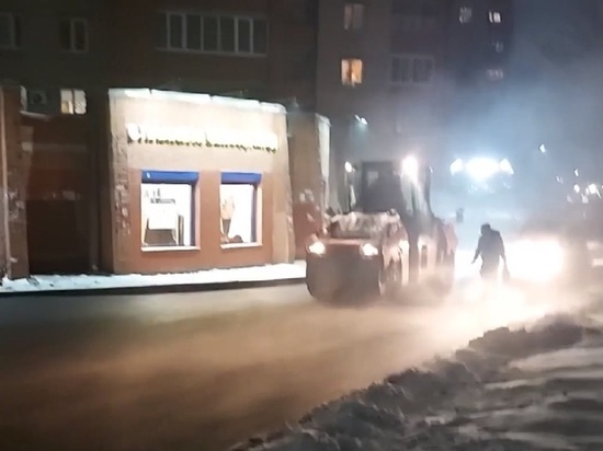 В Ярославле опять укладывают асфальт в снег