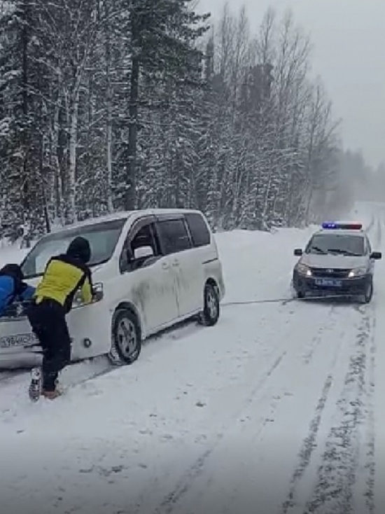 Кузбасские полицейские вызволили автомобиль туристов из снежного плена