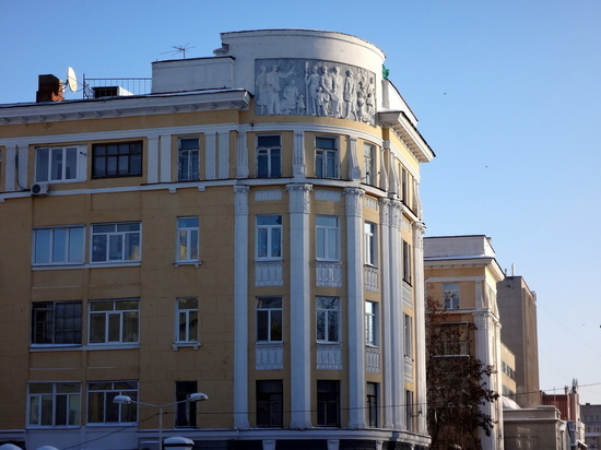 В Саратове появился ресурс, озвучивающий историю здания, мимо которого идет человек