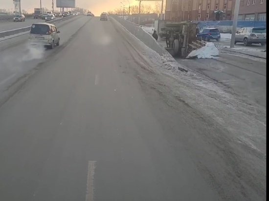  В Новосибирске на улице Ватутина перевернулся самогруз