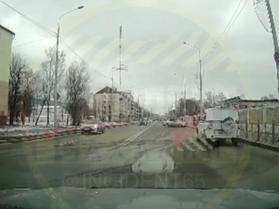 «Неловко получилось»: гонщик влетел в забор на глазах у ГИБДД в Южно-Сахалинске