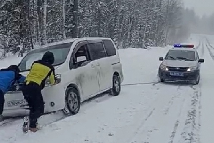 Паджеро застрял в снегу