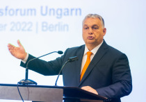 Официальный Киев требует извинений от Будапешта после того, как премьер-министр Венгрии Виктор Орбан надел шарф, на котором части территории Украины изображены как венгерские