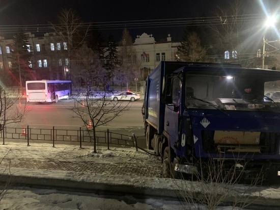 Есть пострадавшие: в Омске мусоровоз без водителя въехал в пассажирский автобус