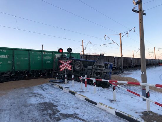 КамАЗ и грузовой поезд столкнулись в Новосибирской области