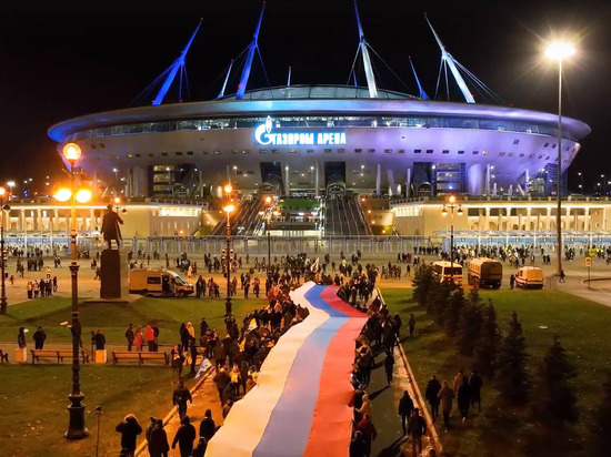 Болельщики «Зенита» пронесли 600-метровый сербско-российский флаг по Крестовскому острову