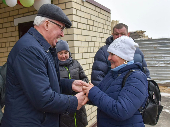 Жители аварийных домов получили новое жилье в поселке Знаменский