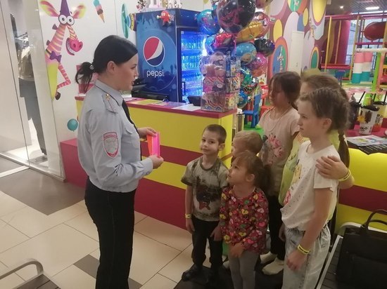 Госавтоинспекторы провели профилактическую беседу в одном из торговых центров Серпухова