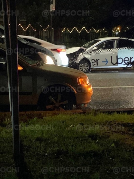 В Сочи произошло серьёзное ДТП с участием такси