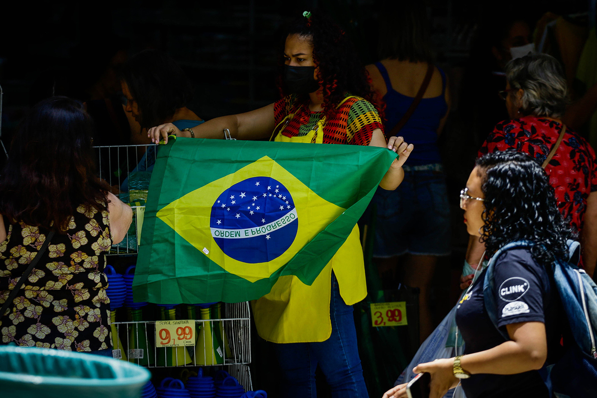 Qataris trample on Brazilian flag, mistaking it for LGBT advertising