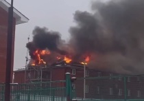 В подмосковном Солнечногорске загорелась кровля хостела