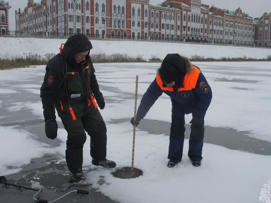 Сотрудники МЧС измерили толщину льда на реке Малая Кокшага в Йошкар-Оле
