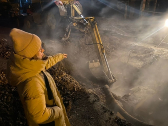 В Омске школьница упала в яму с кипятком