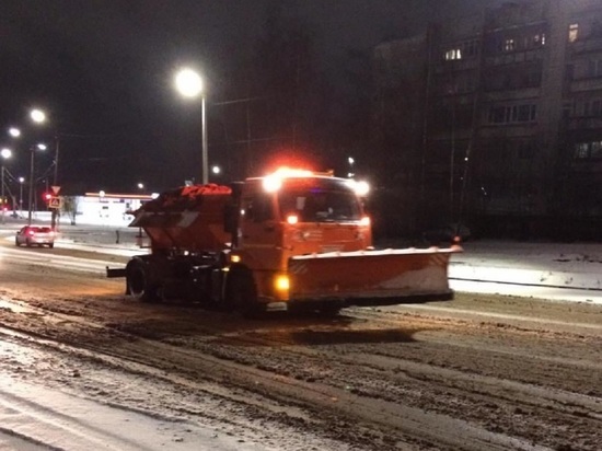 Костромские коммунальщики очищают улицы города после ночного снегопада