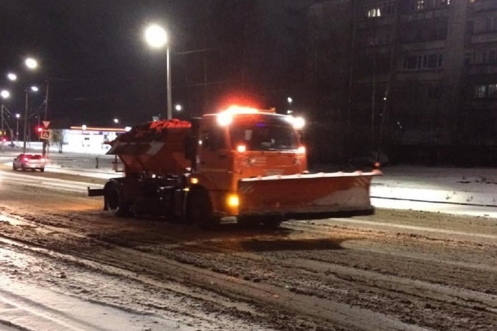 Костромские коммунальщики очищают улицы города после ночного снегопада