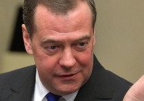 Замглавы Совбеза РФ Дмитрий Медведев заявил, что обсудил вопрос наращивания объемов поставок ВС РФ высокоточного оружия