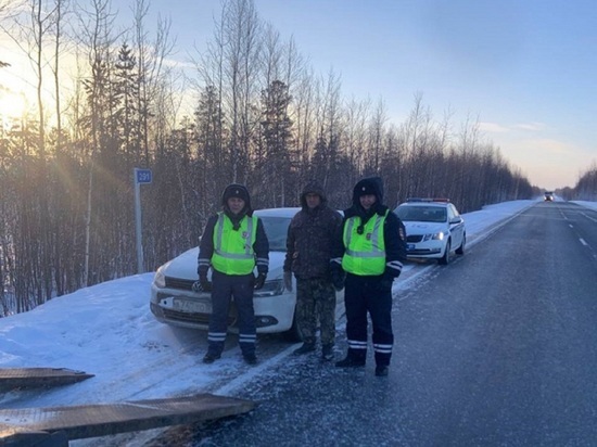 На трассе Ямала полицейские спасли замерзающего автомобилиста-погорельца