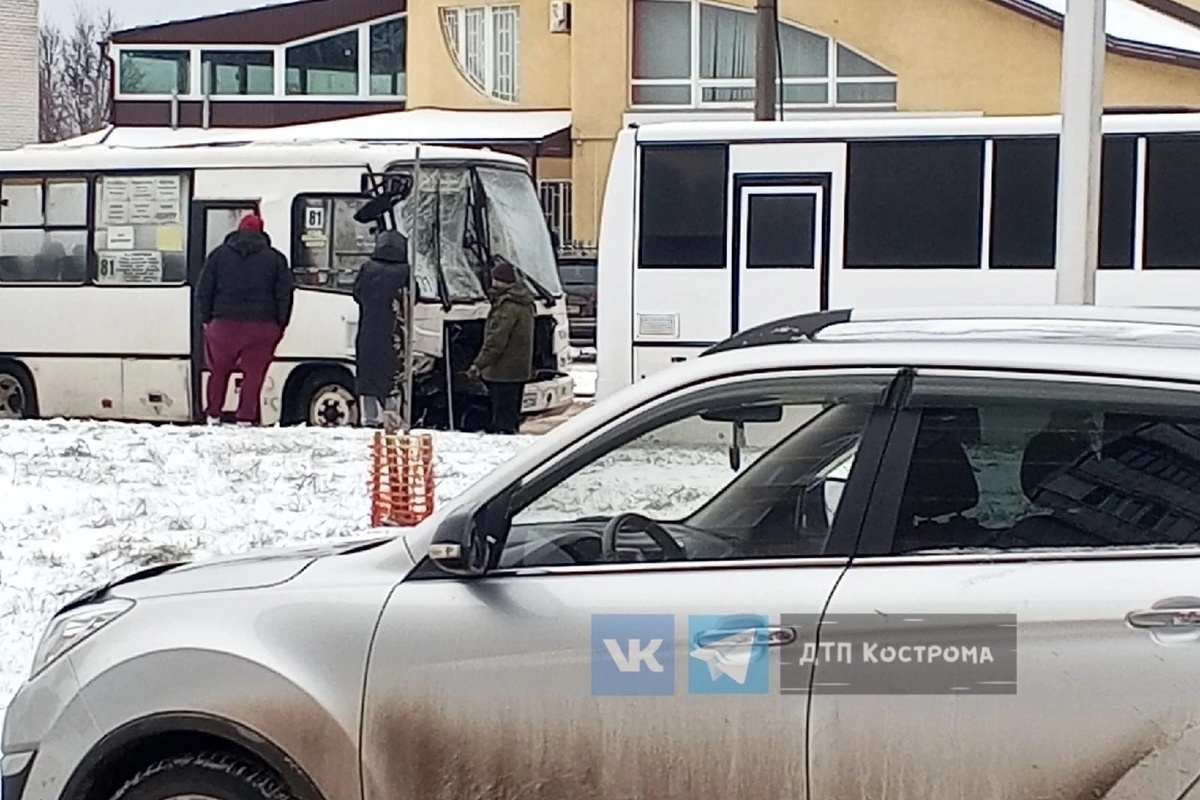 День жестянщика в Костроме: на Индустриальной улице автобус №81 вышел из строя потому что не смог затормозить