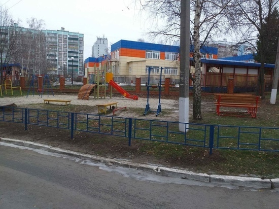 В Курске на Хуторской появилась детская площадка за 500 тысяч рублей